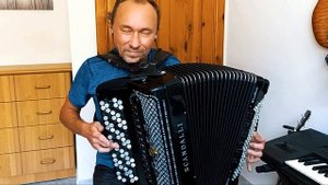 Domino (French song, waltz) live