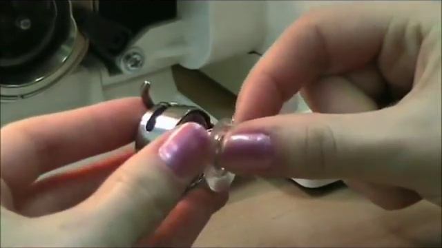 Как заправить нитки в швейную машину смотреть онлайн