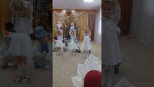 Танец Снеговиков и Снежинок