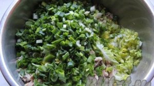 Салат с курицей, шампиньонами и пекинской капустой