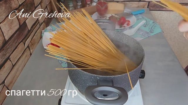 Спагетти с беконом  в томатной соусе. Готовим дома.