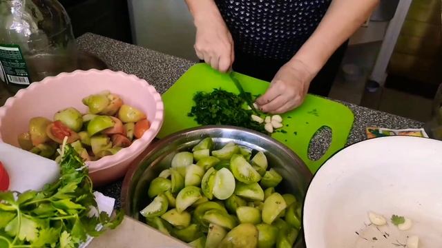 Зелёные помидоры, квашеные в собственном соку.