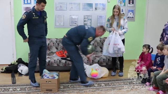 Новогодние подарки  вручили детям из социально-реабилитационного центра сотрудники МЧС России