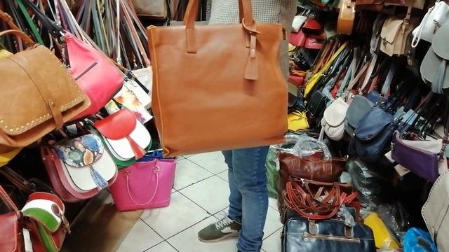Итальянские кожаные сумки на знаменитом рынке  Сан-Лоренцо во Флоренции/Модные сумки по супер ценам