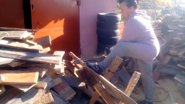 Что если женщина пилит дрова без помощи мужчины? смотреть онлайн