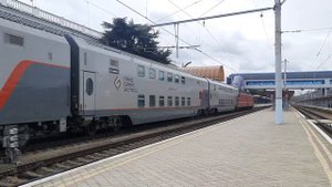 ВЛ10-1886 с двухэтажным поездом Москва-Симферополь прибывает на станцию Симферополь-Пассажирский!