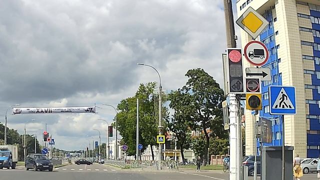 Светофор с секциями, красными и желтыми кольцами на пр. Машерова в г. Бресте. Для учащихся автошкол смотреть онлайн