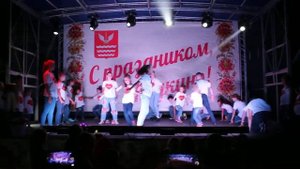 Танцевальный коллектив *Фантазия* -*Едем в соседнее село.*