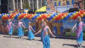 Выступают дети , индийские танцы ))))
