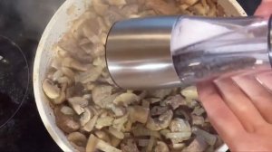 Мясо в горшочке с гречкой и грибами!