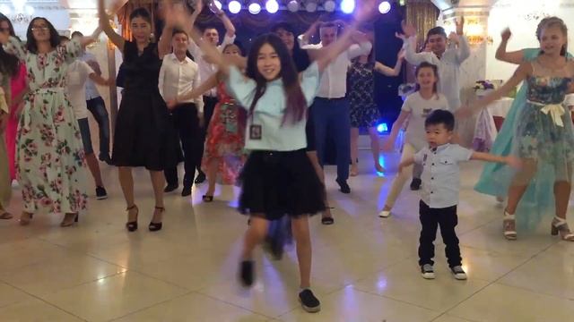 Крутой Флешмоб! Такого Вы ещё не видели!!! Маленький мальчик танцует Флешмоб! Флешмоб на Свадьбе ! смотреть онлайн