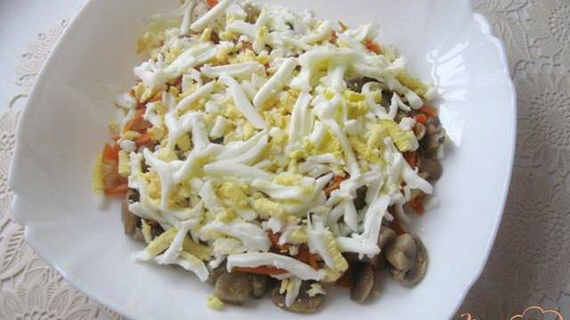 Салат с сардиной и грибами