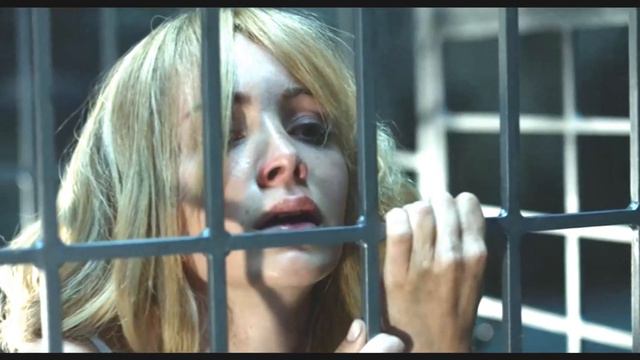 Смотритель приюта держал девушку  в клетке для собак
