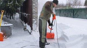 ЭЛЕКТРОЛОПАТА в работе с глубоким снегом после обильного снегопада
