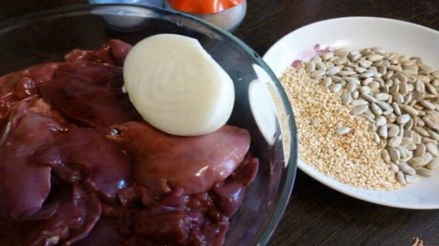 Оладьи из куриной печени с семечками и кунжутом