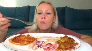 МУКБАНГ ДОМАШНЯЯ ПИЦЦА, КАБАЧКИ С КОЛБАСОЙ, ПОМИДОРНЫЙ САЛАТ/Mukbang еда на камеру/Русский мукбанг/