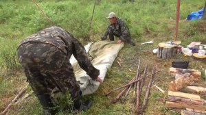 Каюра - оленеводы снимают ЭВЕНКИЙСКУЮ палатку и укладывают её компактно во вьюк