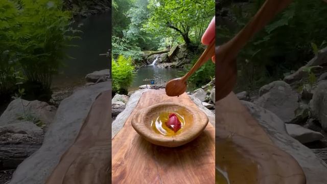 Как приготовить жареные куриные крылышки на шпажке.