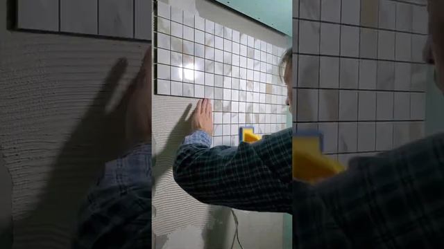 Укладка керамической мозаики InterCerama Calacatta 50×50 мм.