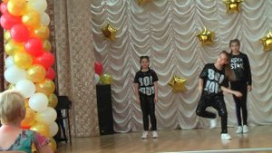 ТАНЦУЮТ ДЕТИ на ШКОЛЬНОМ ВЫПУСКНОМ хип-хоп