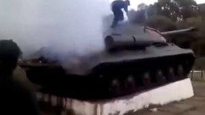 Ополченцы завели танк времён ВОВ.