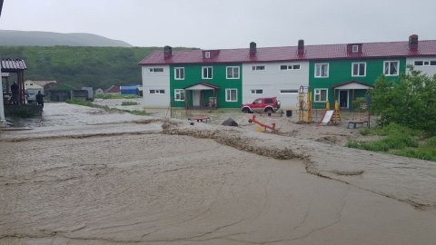 Улицы Северо-Курильска ушли под воду