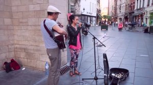 УЛИЧНАЯ ПЕВИЦА С СИЛЬНЫМ ГОЛОСОМ ► Спела Кавер Песни Зомби Zombie - The Cranberries