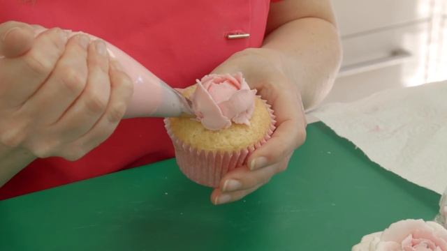 How to pipe beautiful buttercream roses смотреть онлайн