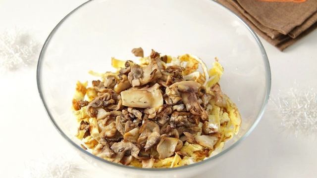 Новогодний салат Елочка с курицей, грибами и яичными блинчиками