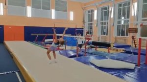 Делаю рондат фляк сальто.