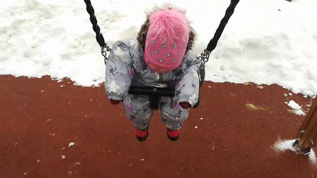 PolinaDashaKsusha играют на детской площадке!!!