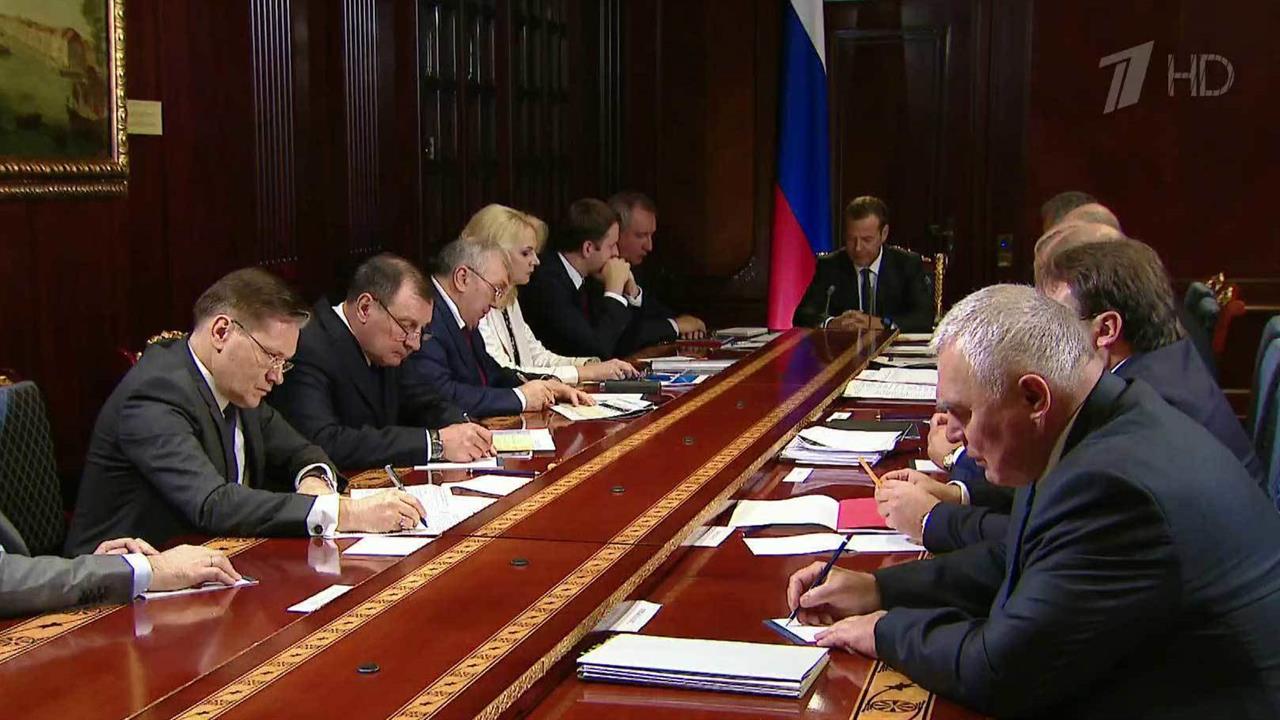 Дмитрий Медведев провел совещание по расходам бюджета на оборону и безопасность