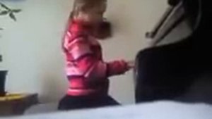 Дочь играет на пианино