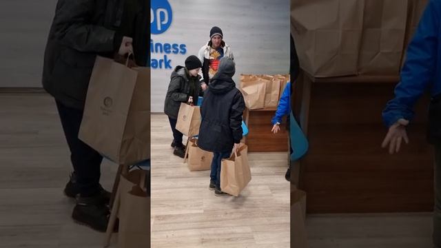 Берем расфасованные продукты по пакетам и идем дарить счастье пенсионерам и бабушкам