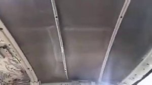 Работу начинаем с потолка – именно через крышу Ниссан Альмера в салон проникает множество шумов