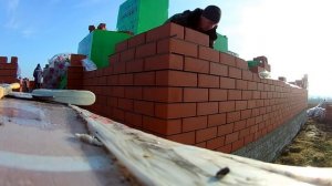 НЕРВЫ КАМЕНЩИКОВ!УГОЛ ИЗ КИРПИЧА УПЛЫЛ В ОГОРОД!ТАК РАБОТАТЬ НЕЛЬЗЯ!