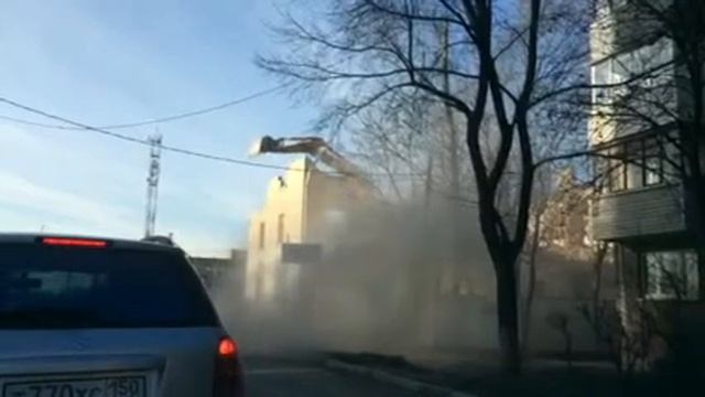 Снос дома на пересечении Каширского шоссе и Коломийца в Домодедово смотреть онлайн