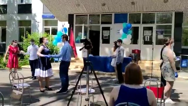 17 июня 2021 года выпускникам 9-х классов были вручены аттестаты об основном общем образовании смотреть онлайн