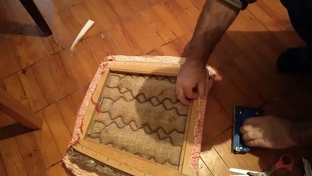 Перетяжка мебели своими руками. Замена обивки стула за 20 минут.