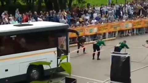 Богатыри в Солнечногорье! Автобус Солнечногорского ПАТП АО МОСТРАНСАВТО, вес 13.500 кг!