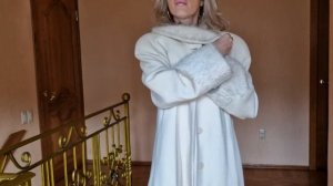 Длинное белое пальто