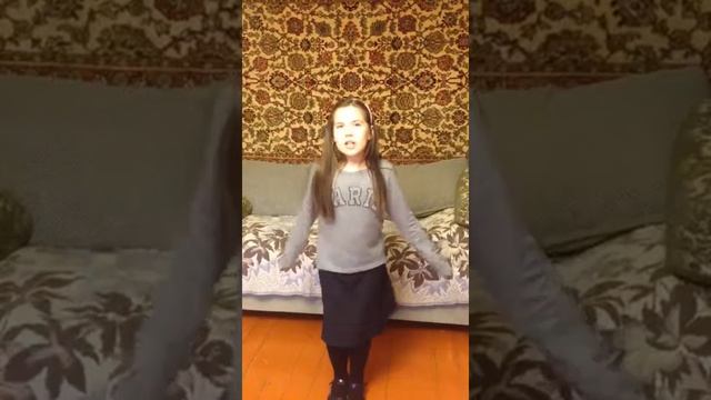 Страна читающая — Ирина Садова читает произведение «Ворона и Лисица» И. А. Крылова#страначитающая смотреть онлайн