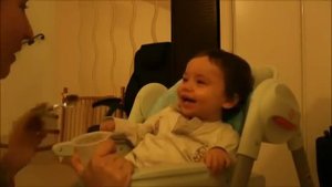 Мама чихает, малыш смеется! Малыш смеется от чихания.