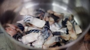Маринованная скумбрия из видео "Скумбрия может удивить" от Кухня наизнанку. Проверка рецепта/Вып.30