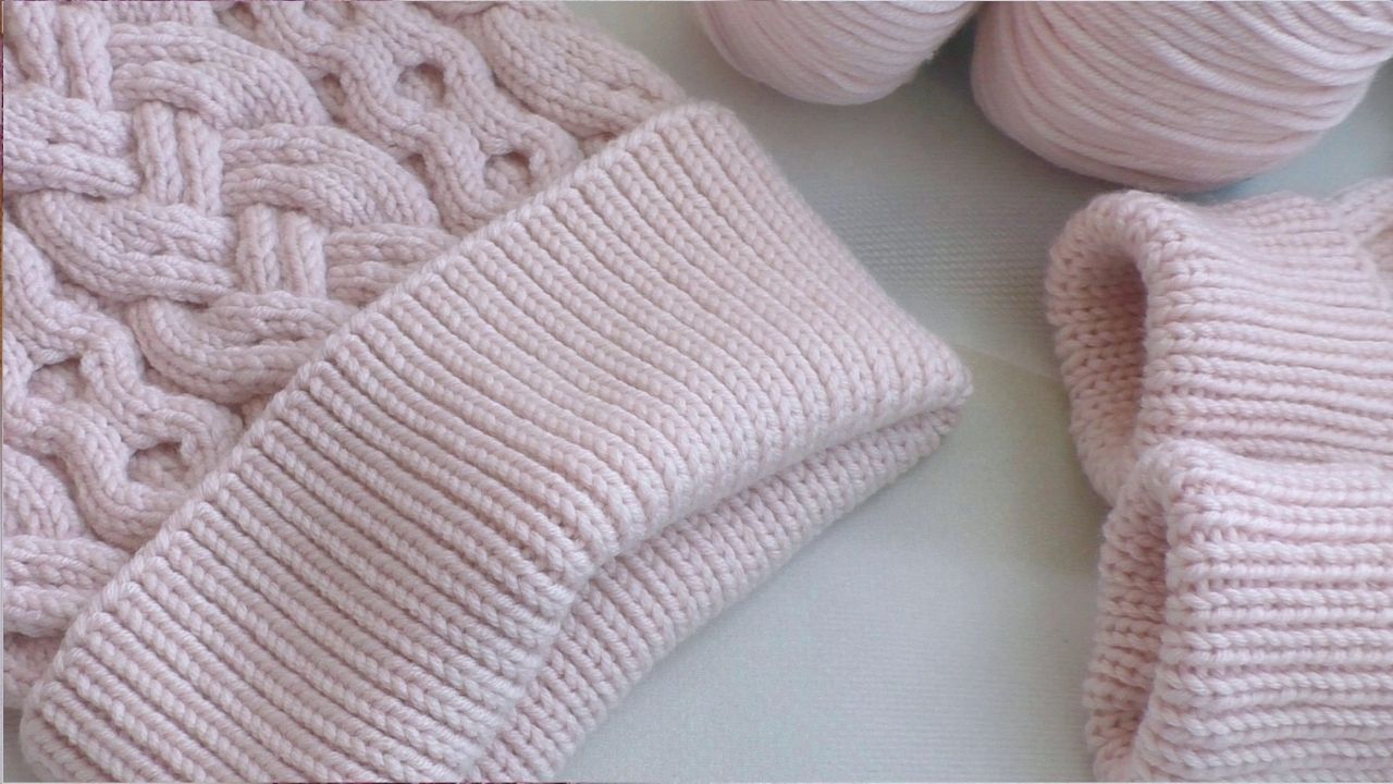 Платье, кардиган, шапка, варежки...вяжу и распускаю. Почти забыла как вязать шапку с косами. смотреть онлайн