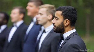 В белом платье невеста стоит .... В добрый путь молодая тчета.... свадебная песня