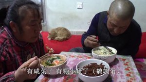 【ENG SUB】今天好伙食!燒湯燴菜炒肉三盤菜,一家人飯桌聊天真有趣【泥土大黑】
