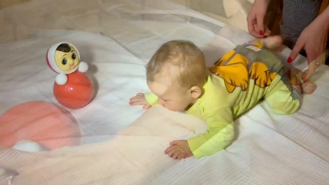 Раннее развитие. Игра Неваляшка 7-8 месяцев смотреть онлайн