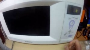 Что будет если положить в микроволновку батарейку?