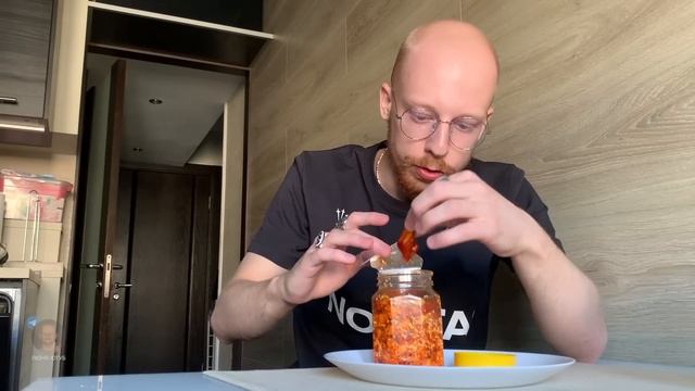 пробую самые необычные азиатские закуски (чипсы с креветками, китайские семечки, перец с арахисом)